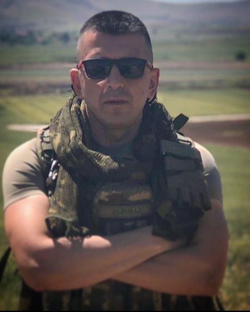 İsmail Durmaz görev döneminde, arazide kollarını kavuşturmuş